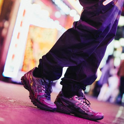 A special collaboration model by 'atmos' has been introduced, refreshing the 'asics' GEL-KAYANO 14 with the theme of 'Tokyo nightlife.