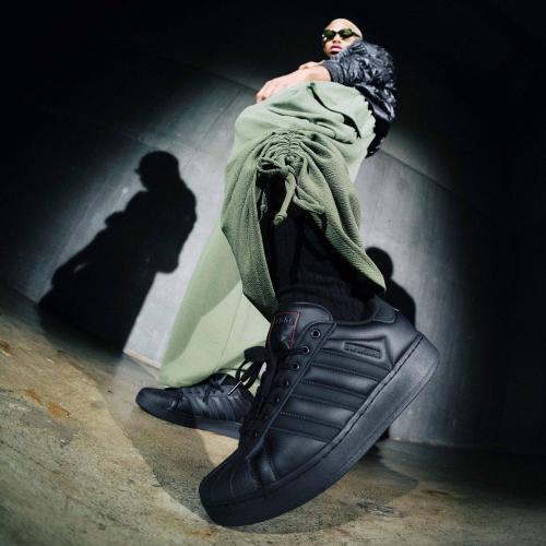 A Special edition model, the “SUPERSTAR XLG atmos,” has been introduced by atmos, featuring a fat reinterpretation of adidas Originals’ iconic sneaker for the new generetion.
