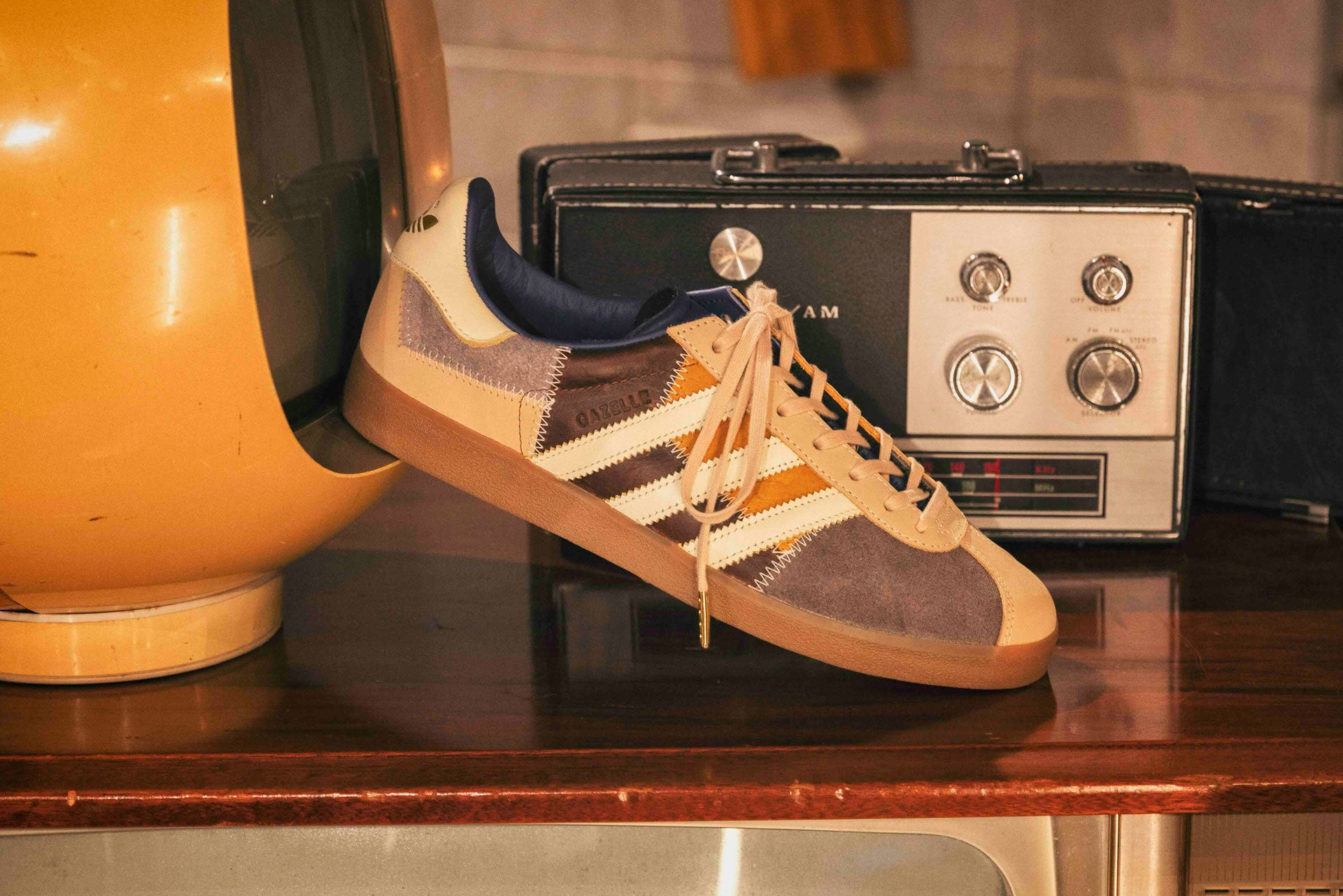 The latest atmos exclusive of adidas Original is now available! The artistic GAZELLE 85 features a "Patching" design