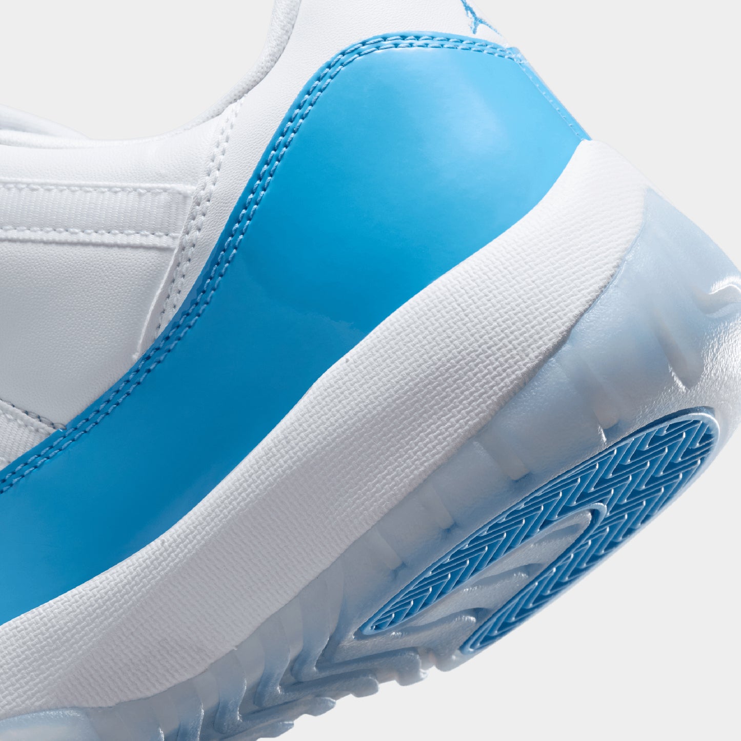 Air Jordan 11 Retro Low "University Blue"