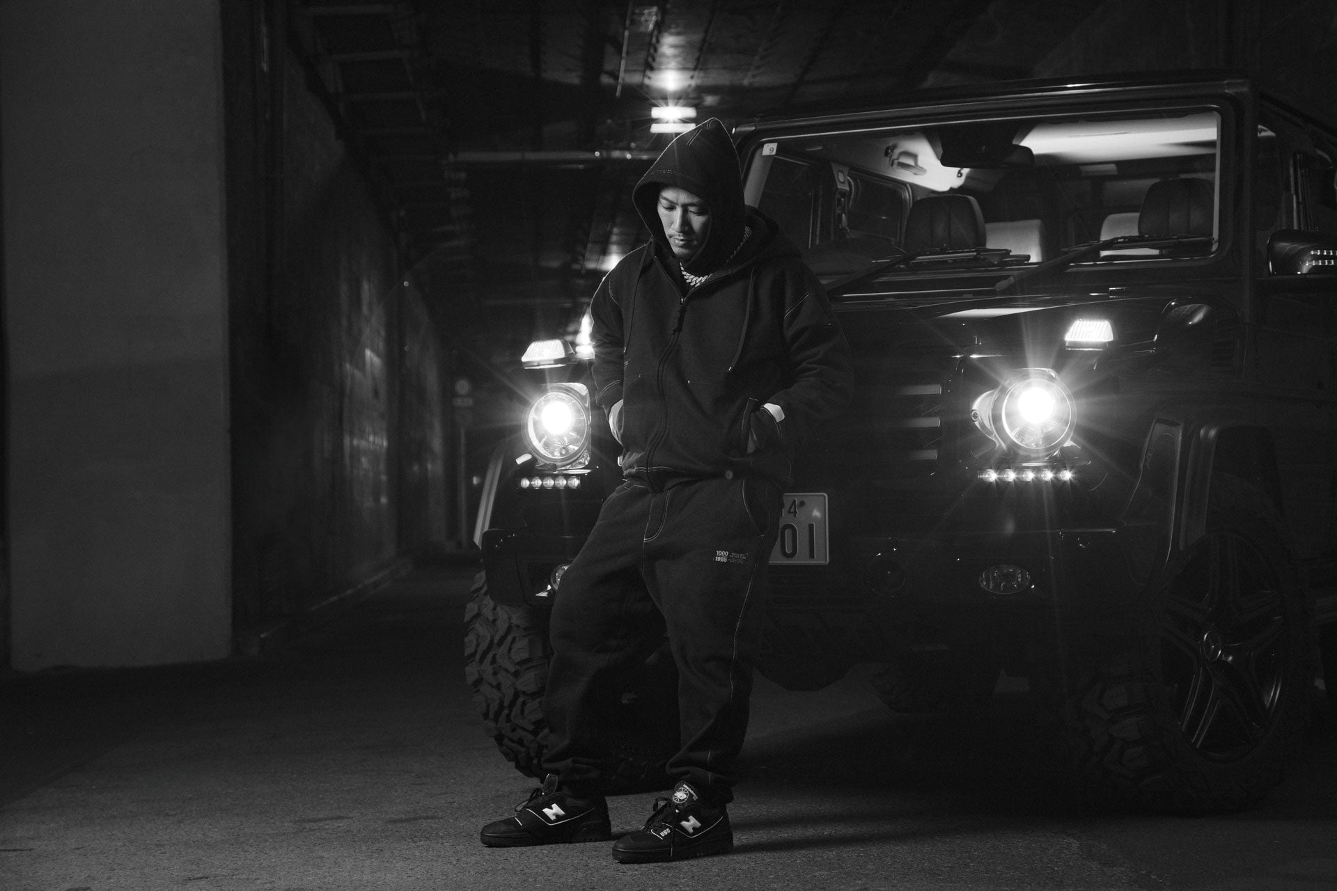 New Balance's atmos collaboration model, 'BB550ATM,' compiled in black color, has been released. Invoke the black style of that time.