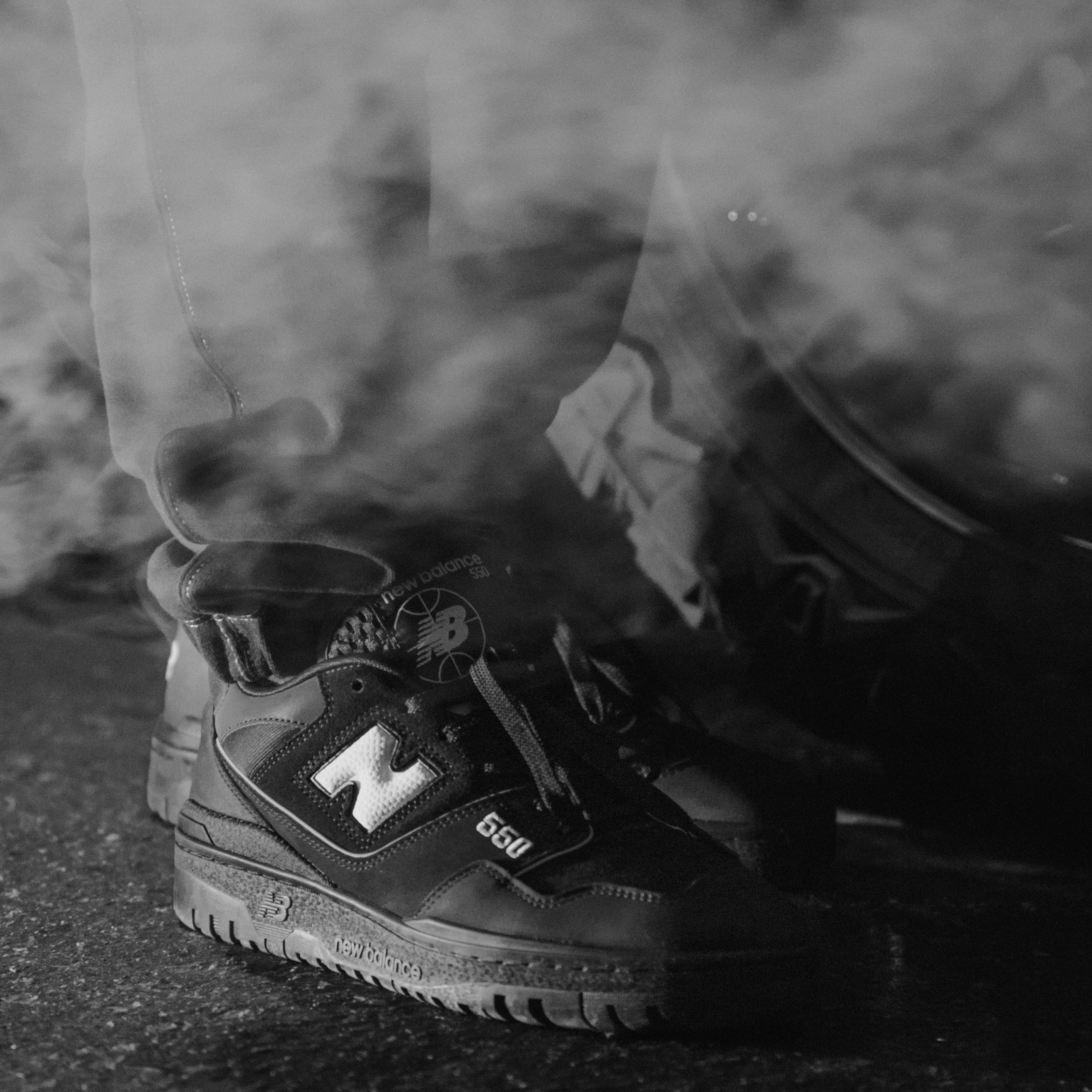 New Balance's atmos collaboration model, 'BB550ATM,' compiled in black color, has been released. Invoke the black style of that time.